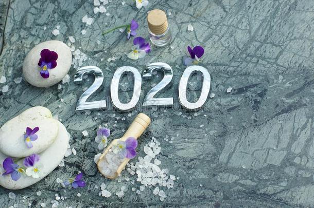 休闲健身中心作品2020和紫色的花,蜡烛,石头和Sweden瑞典
