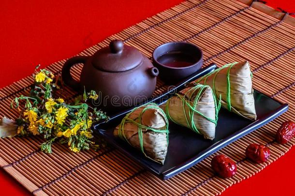 龙小船节日传统的食物粽子