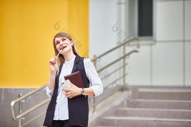 女孩学生看台向指已提到的人级别关于指已提到的人建筑物和<strong>梦</strong>.