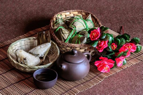 龙小船节日传统的食物粽子