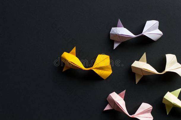 手工做的纸手艺折纸手工金锦鲤挑剔鱼向黑的后面