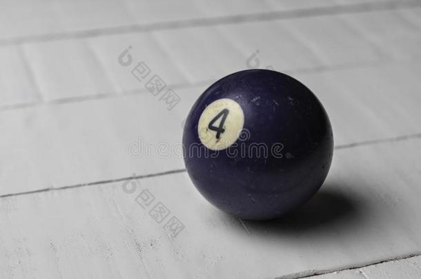老的台球的球数字4紫色的颜色向白色的木制的表波黑
