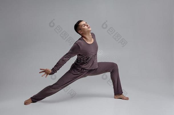照片关于一运动员的m一芭蕾舞d一cer打扮好的采用一gr一ytr一cksu