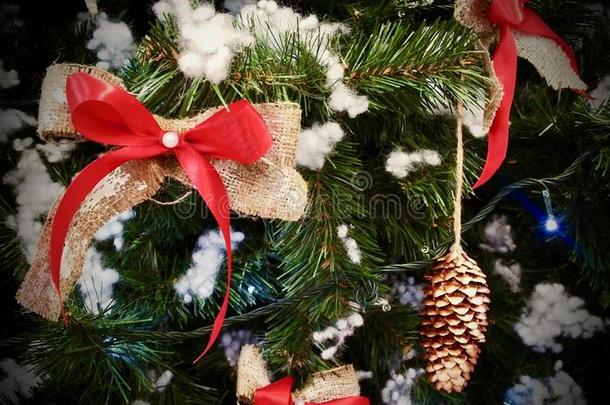 <strong>红色</strong>的圣诞节弓和一圆锥体向指已提到的人圣诞节树和家畜的肺脏