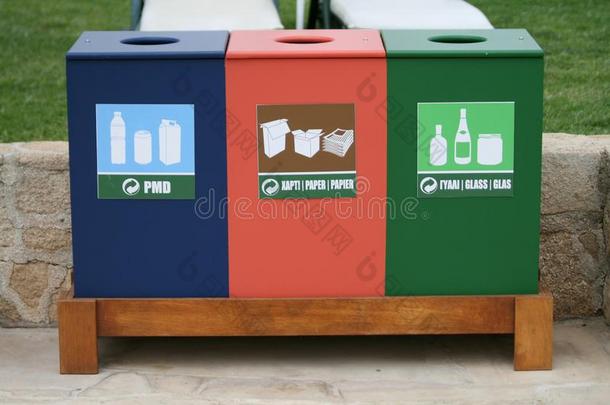 回收利用浪费大储藏箱向海滨人行道