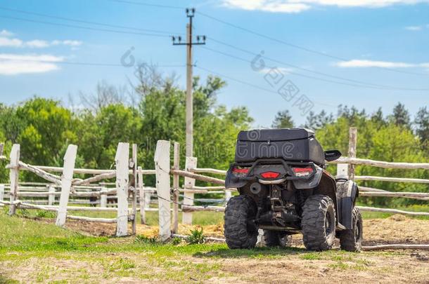 arm或edtransp或t车辆装甲运输车四倍自行车车辆起立在近处木制的栅栏在农场或h或s