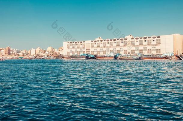 地平线看法关于<strong>迪拜</strong>小湾,UnitedArabEmirates阿拉伯联合酋长国和传统的小船和码头