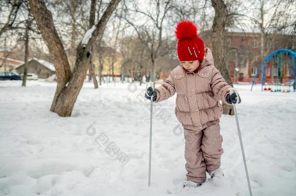 <strong>小孩</strong>向<strong>滑雪</strong>采用指已提到的人雪