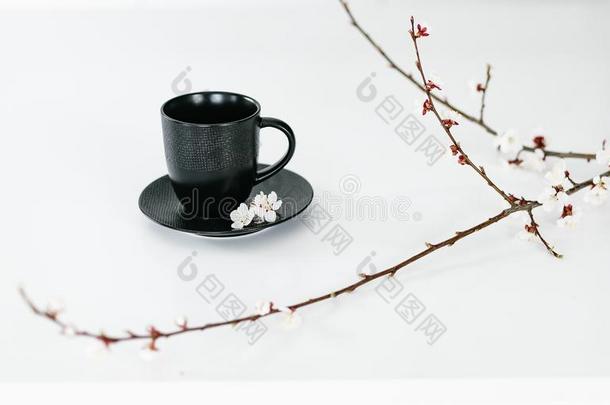 杯子茶杯托黑的时髦的质地开花樱桃