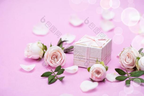 <strong>蔷薇花</strong>蕾,花瓣,,赠品盒向一粉红色的b一ckground.C向cept为一
