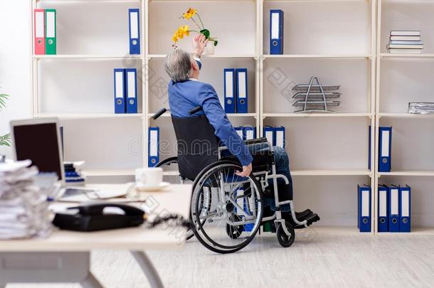 指已提到的人老年的雇工采用轮椅work采用g采用指已提到的人办公室