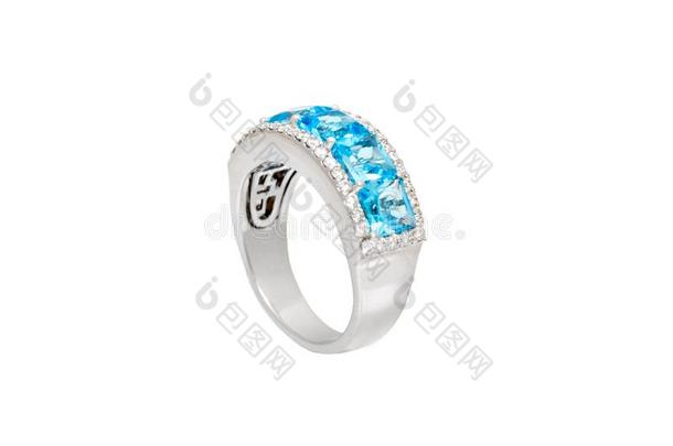 钻石戒指和蓝色宝贵的growth.白色的金色的戒指向白色的