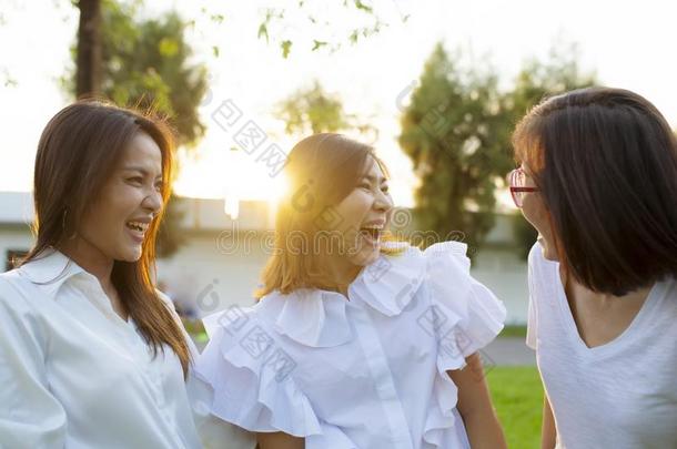 num.三亚洲人女人消遣户外的和幸福面容