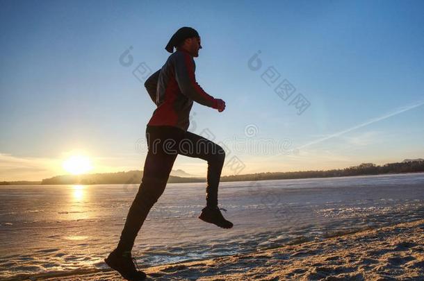冬季<strong>节</strong>和健康的观念-男人<strong>跑步</strong>一起湖
