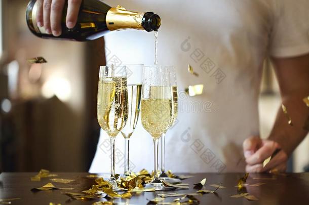 香槟酒长笛采用金色的闪耀背景和金色的糖果