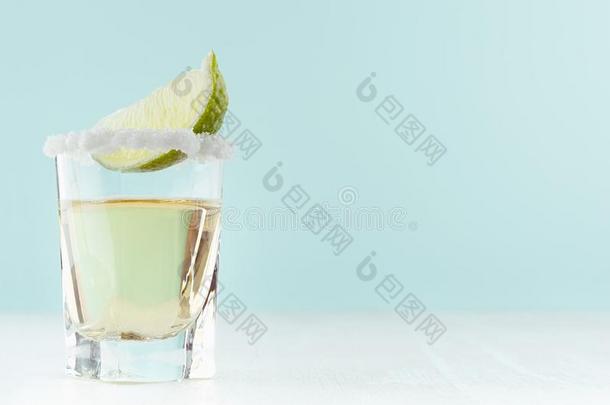 传统的墨西哥人金色的蒸馏酒乙醇喝和酸橙和英文字母表的第19个字母