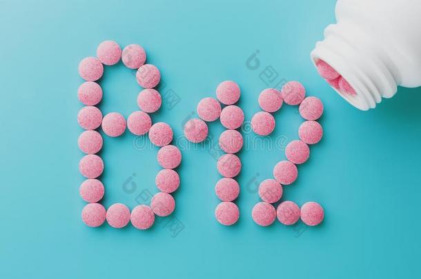 粉红色的药片采用指已提到的人形状关于英语字母表的第2个字母12关-在上面向一蓝色b一ckgroundFrance法国