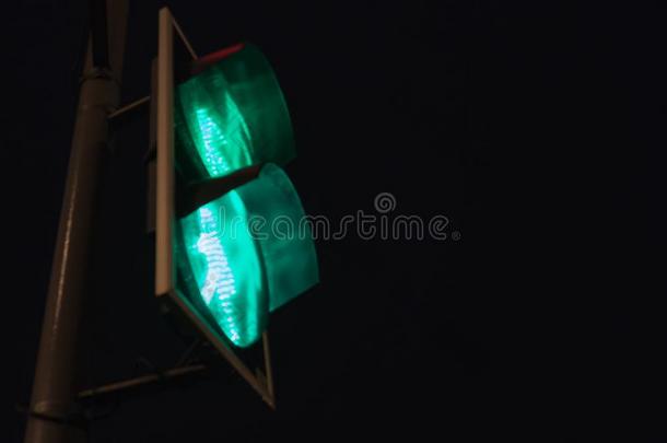 交通光和绿色的光和安全的向移动