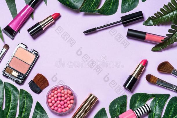 化妆专业的美容品向紫色的背景.