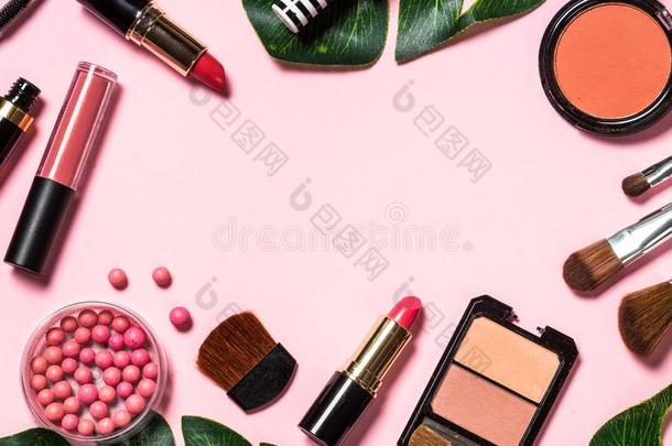 化妆专业的美容品向粉红色的背景.