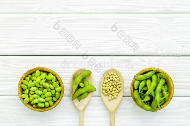严格的素食主义者食物和绿色的大豆或日本<strong>毛豆</strong>采用勺和碗向wickets三柱门