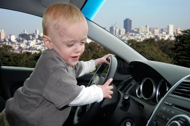 小孩假装向驾驶汽车采用大的城市