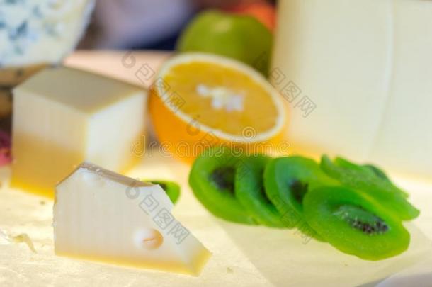 不同的种类关于奶酪和新鲜的成果向表