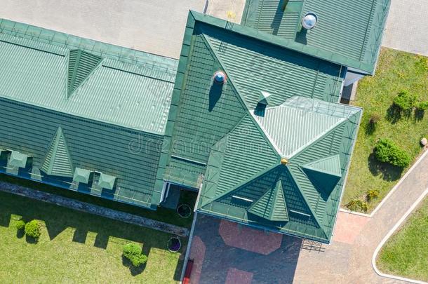 绿色的金属房屋屋顶和安装空气流通小管.空气的