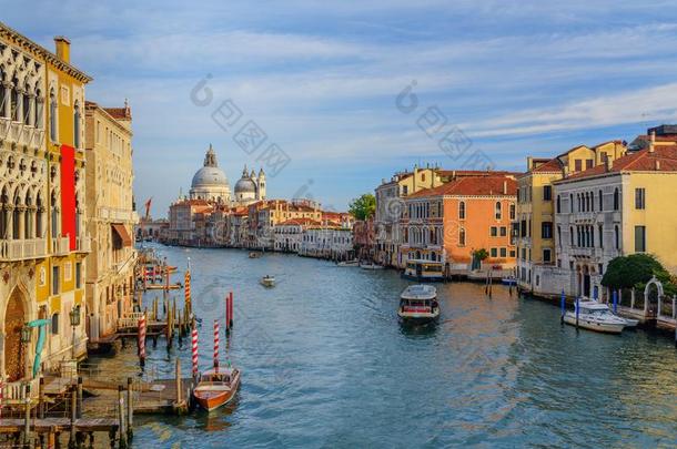 看法关于宏大的运河从桥实心挑料杆小谷`学院.威尼斯.它