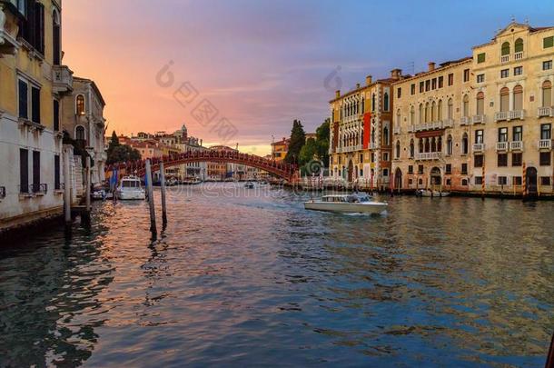 桥实心挑料杆小谷`学院越过宏大的运河向日落.威尼斯.