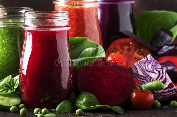 富有色彩的蔬菜汁和smootones举止优雅的人从番茄,胡萝卜,活力