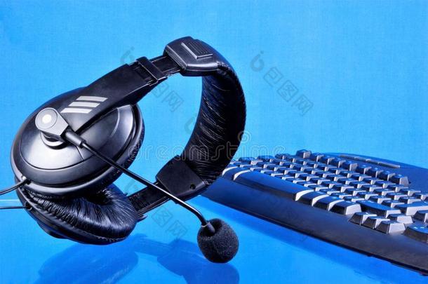 戴在头上的耳机或<strong>听筒</strong>计算机-耳机,扩音器和键盘.戴在头上的耳机或<strong>听筒</strong>