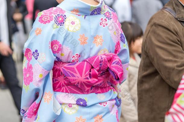 年幼的女孩使人疲乏的日本人和服起立采用前面关于森索吉