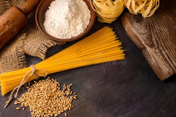 意大利人面团,意大利面条,意大利宽面条,小麦,旋转的钉,面粉