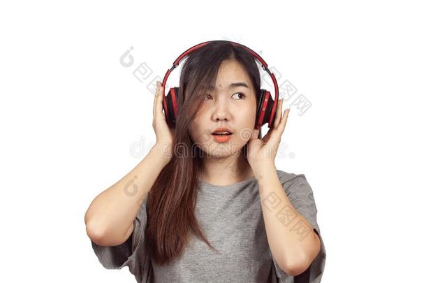 年幼的女人使人疲乏的戴在头上的耳机或听筒享有新的听觉的小<strong>路演</strong>奏采用