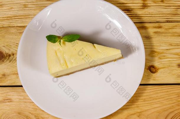 块关于美味的甜的新的使击球员出局奶酪蛋糕采用一白色的pl一te向<strong>求爱</strong>