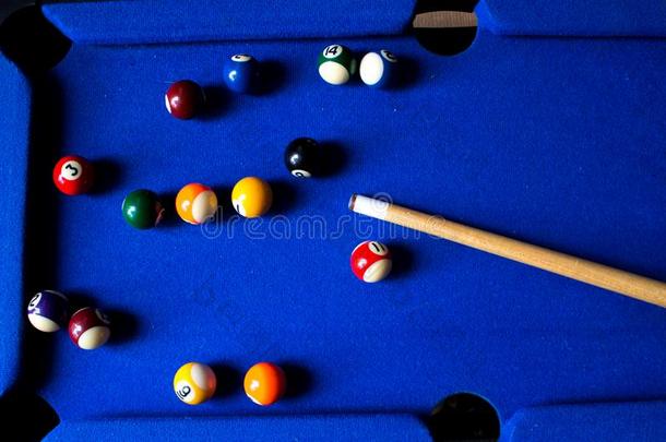 水池台球的杂乱向蓝色表运动游戏放置.斯诺克台球,水池