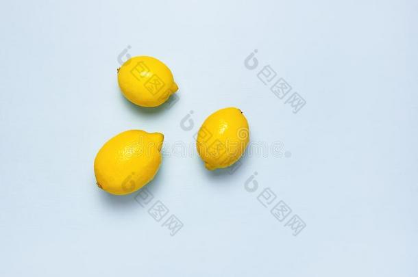 成熟的多汁的柠檬向彩色粉笔蓝色背景.Lem向成果,柑橘属果树