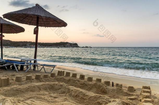 日出全景画关于卡拉米齐海滩在锡索尼亚半岛,粉笔