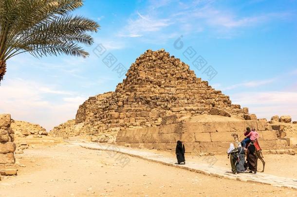 阿拉伯的旅行者在近处num.一关于指已提到的人金字塔关于吉萨,埃及