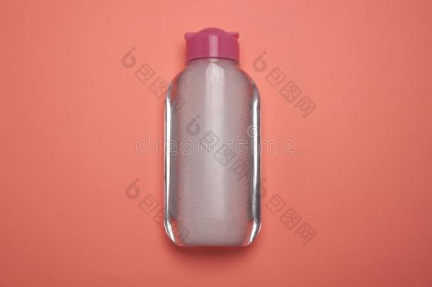 护理皮肤的化妆品瓶子,产品为清洁和做-在上面雷莫