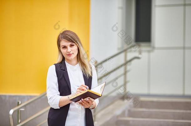 女孩学生看台向指已提到的人级别关于指已提到的人建筑物和梦.