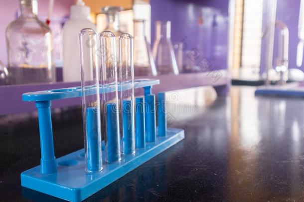 好安排的实验室玻璃器具类或空的玻璃管在空的科学