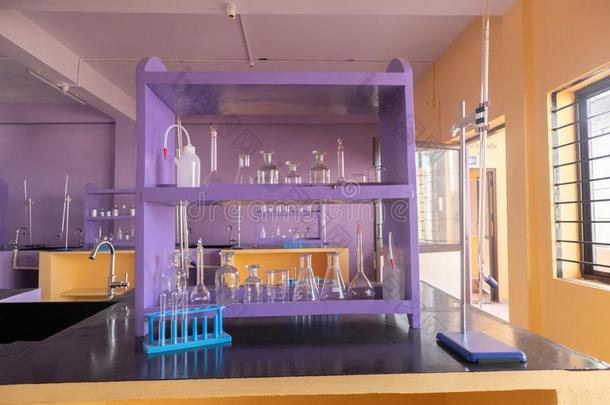 好安排的实验室玻璃器具类在空的科学实验室or在ory内部