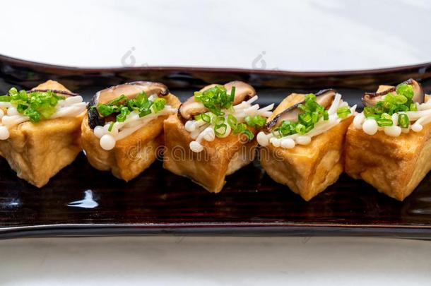 烤的豆腐和什塔克蘑菇和金色的针蘑菇