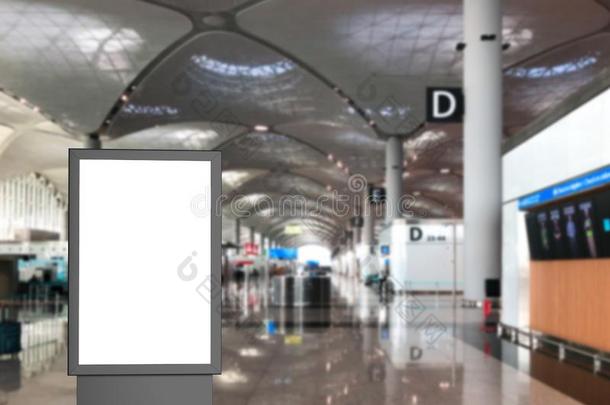 空的空白的广告牌为广告假雷达室内的关于机场