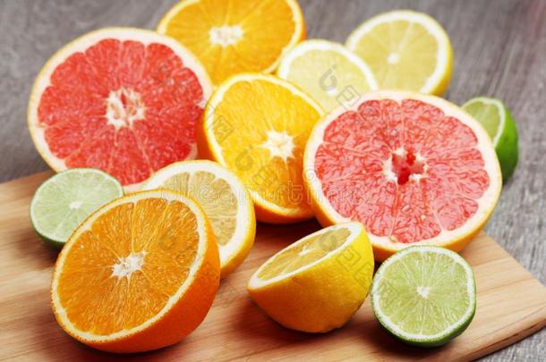 混合关于柑橘属果树成果将切开采用不同的形状