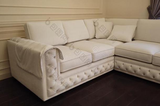 现代的奢侈活的房间和白色的皮角落<strong>沙发</strong>.