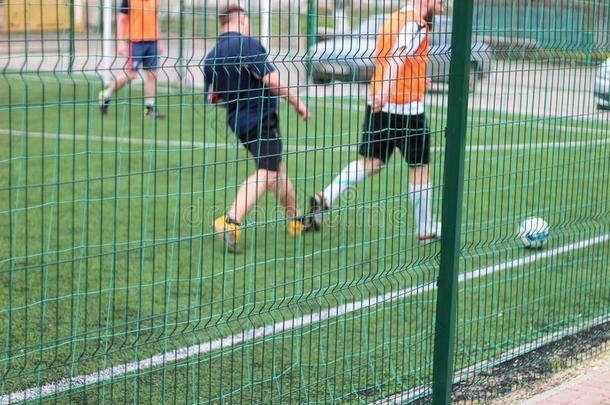聚焦的影像关于拼合而成的绿色的栅栏.足球演员和一b一