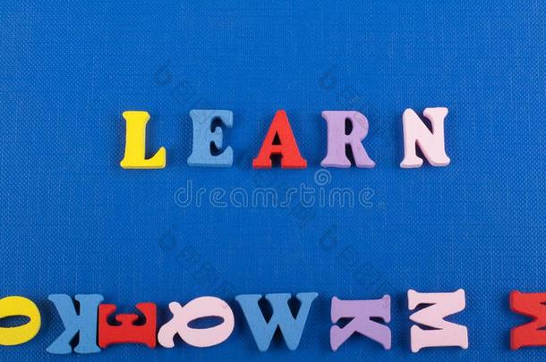学习单词向蓝色背景镇静的从富有色彩的字母表t字母表字母表